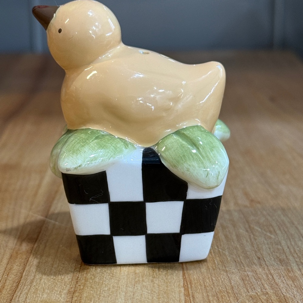 Mary Engelbreit Flowers & Chick ceramic salt and pepper shakers - Picture 7 of 11